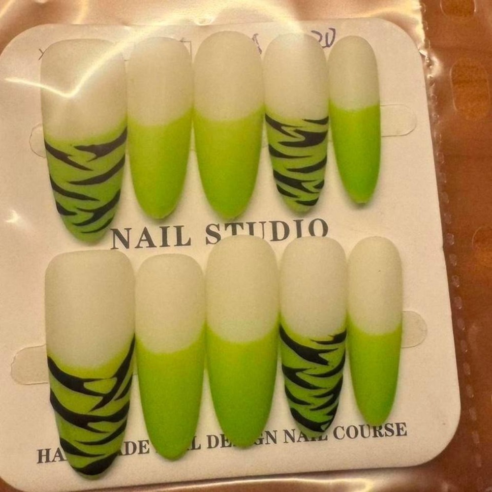 "Neon Drift" – Pre-Designed Gradient Nail Set (Size‎ M)